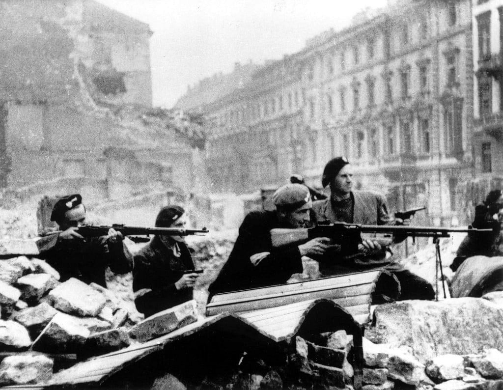 AK fighters man a barricade during the Warsaw Uprising of 1944 (rarehistoricalphotos.com)